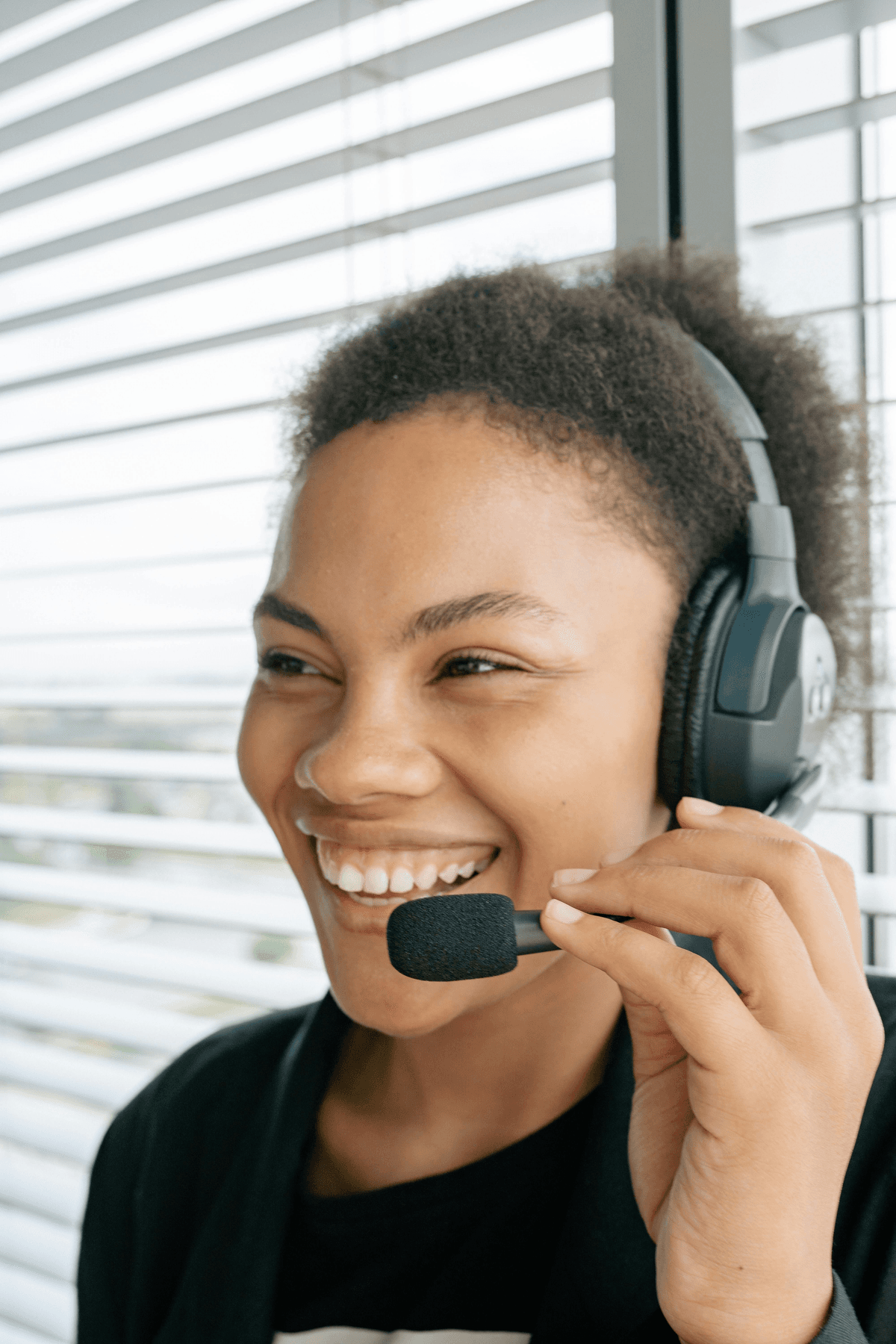 Membre d'équipe Interfone souriant·e portant un casque sans fil